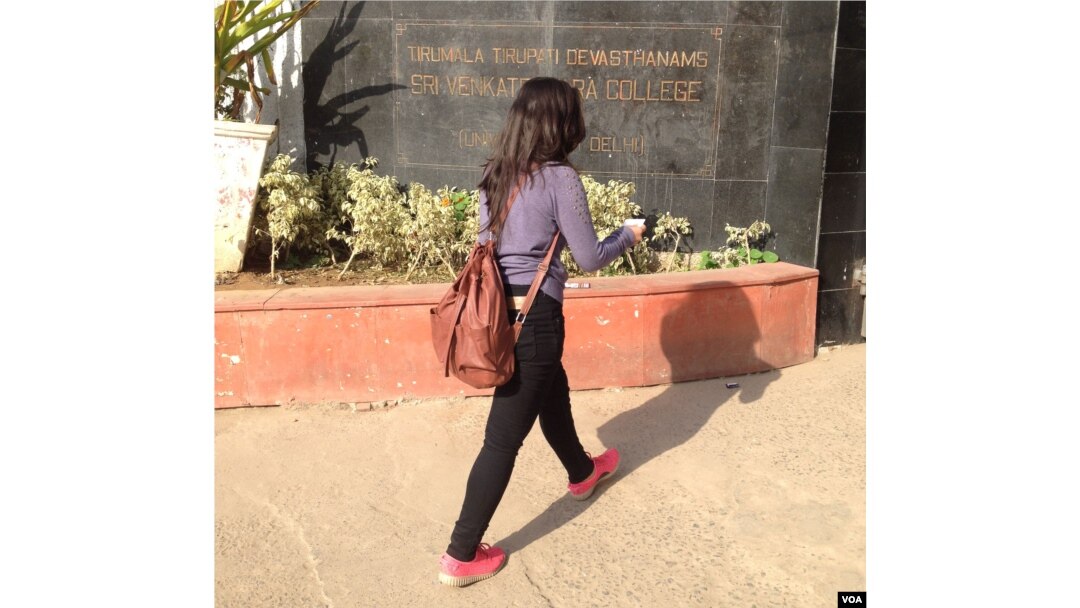 Many college students in India, like those studying at the Sri Venkateswara College of Delhi University, want to pursue postgraduate studies overseas. (Photo: A. Pasricha / VOA)