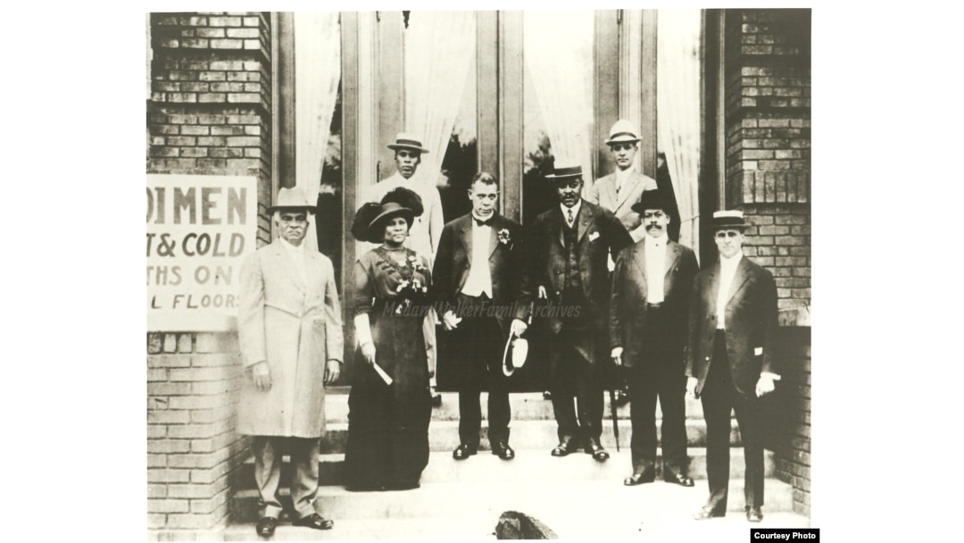 마담 C.J. 워커가 1913년 YMCA 흑인 지부 건물 현판식에서 다른 관계자들과 기념사진을 찍었다. 워커는 당시 1천 달러를 기부했다.