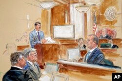 Este boceto de la corte presenta a Rick Gates en el estrado de los testigos cuando es interrogado por el abogado de la defensa Kevin Downing durante el juicio al exjefe de campaña de Donald Trump, Paul Manafort, el 7 de agosto de 2018.
