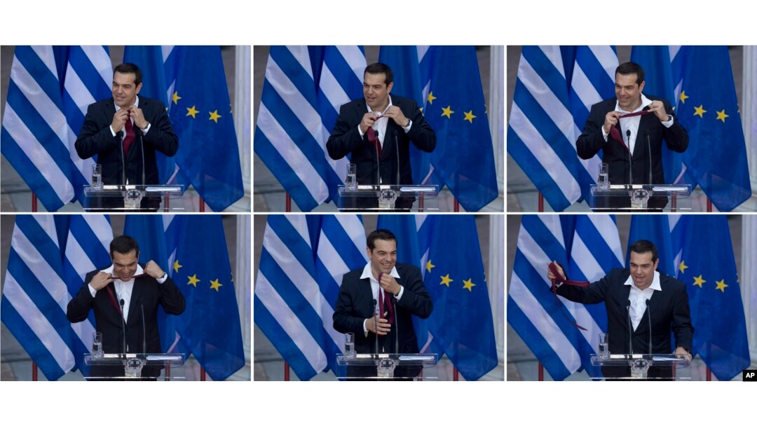 Premijer Grčke Aleksis Cipras skida kravatu tokom obraćanja poslanicima svoje vladajuće koalicije