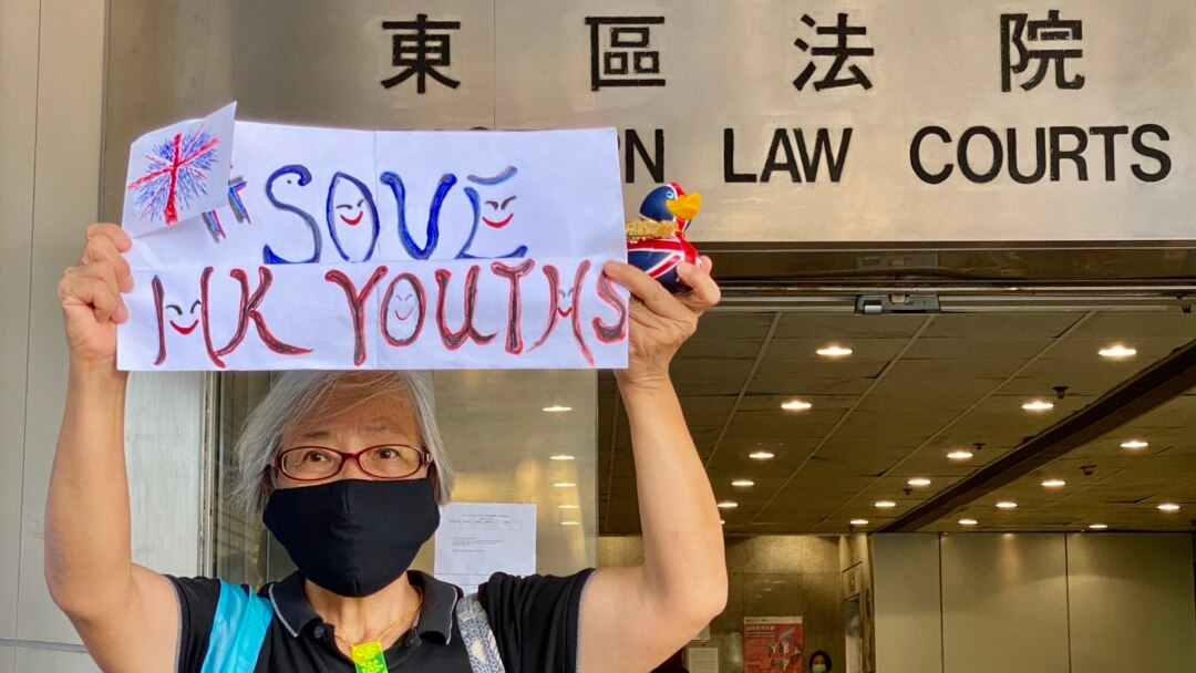 64歲的香港抗爭者王鳳瑤,人稱王婆婆,她因為參與去年反送中運動遊行示威,在深圳被關押、軟禁14個月後,10月27日再次在香港上街示威,她手持標語在東區法院大樓外呼籲拯救香港年青人 (攝影:美國之音湯惠芸)