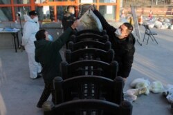 西安封城後居民食品短缺，工作人員在給居民發放蔬菜 (2021年12月29日)