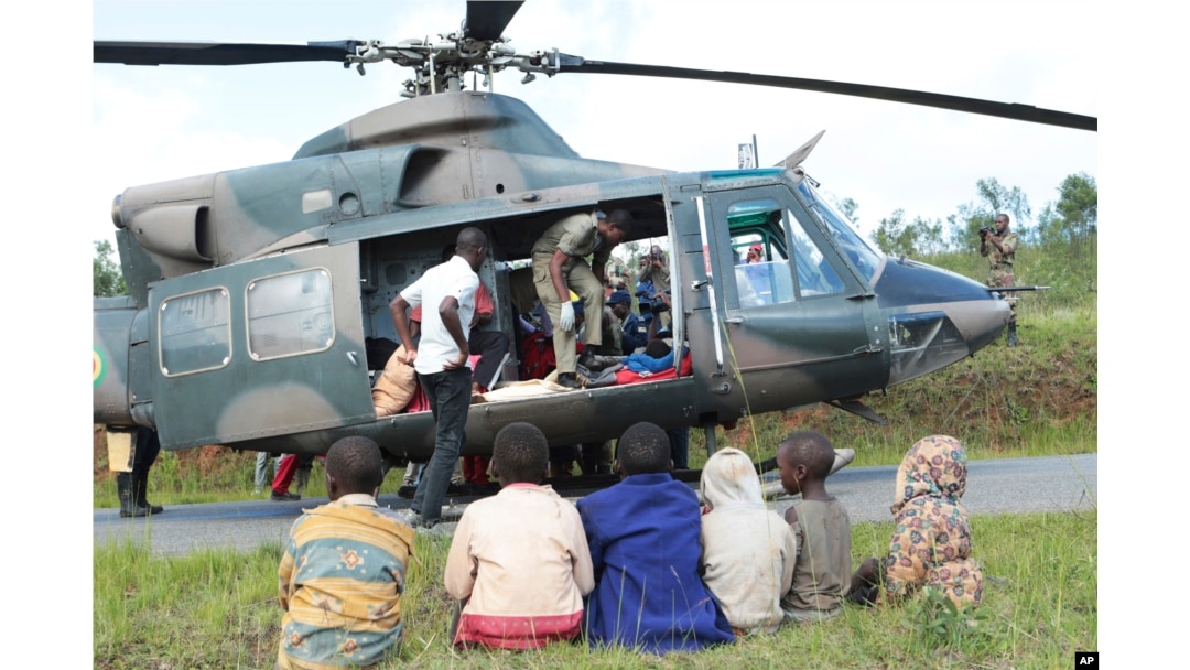 Soldiers and paramedics carry injured people from a helicopter in Chimanimani, about 600 kilometers southeast of Harare, Zimbabwe, March, 19, 2019.
