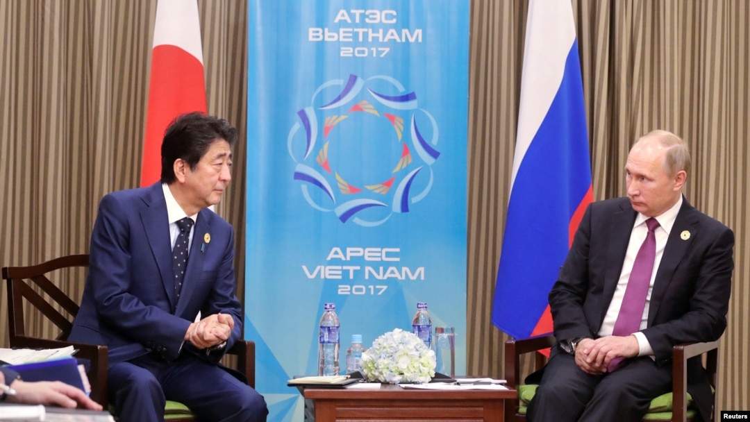 安倍與普京2017年11月10日出席APEC峰會時會面(路透社)