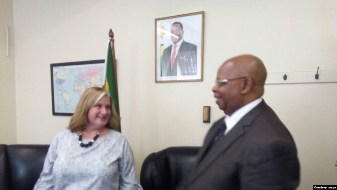 Omela eleMelika eZimbabwe uNkosikazi Jennifer Savage losomlomo wedale, uMnu. Jacob Mudenda