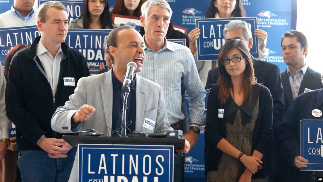 El representante por Illinois, Luis Gutiérrez, habla en un mitin de la campaña para la reelección del senador Mark Udall (centro derecha) de Colorado.