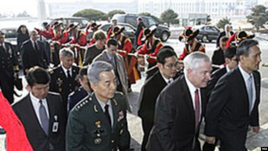 En Seúl, el secretario de Defensa, Robert Gates y el ministro de Defensa de Corea del Sur, Kim Kwan-jin.