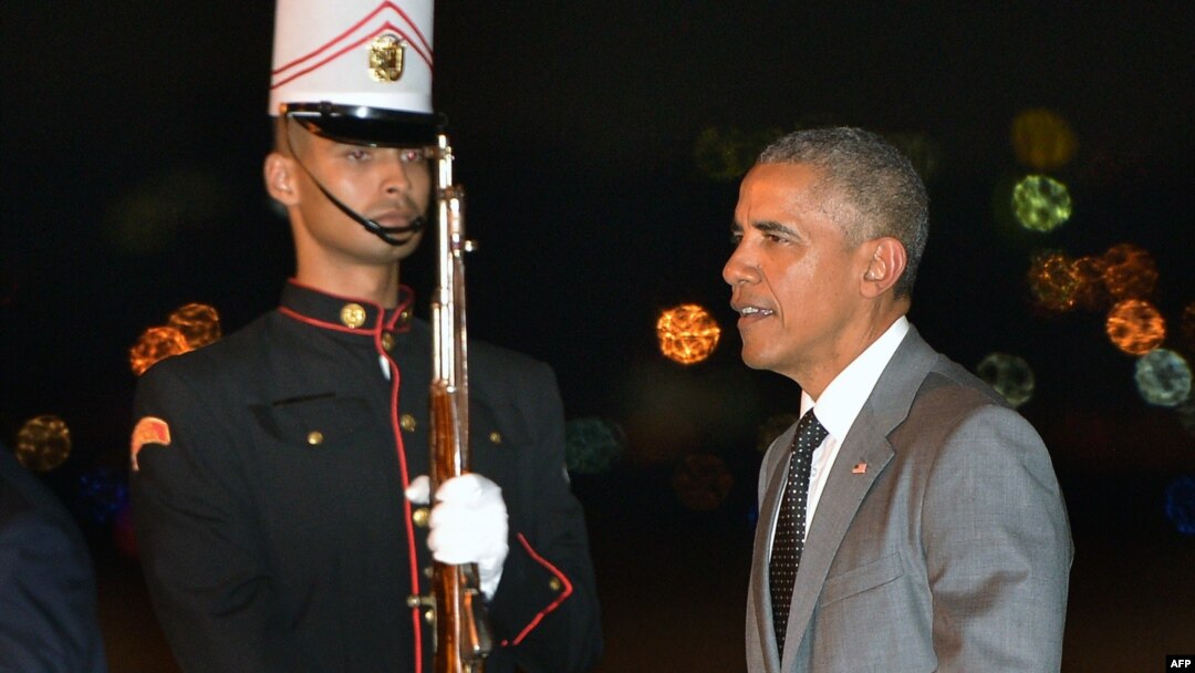 El presidente Barack Obama camina frente a un guardia de honor a su llegada al aeropuerto de Tocumen en Ciudad de Panamá, el jueves por la noche.