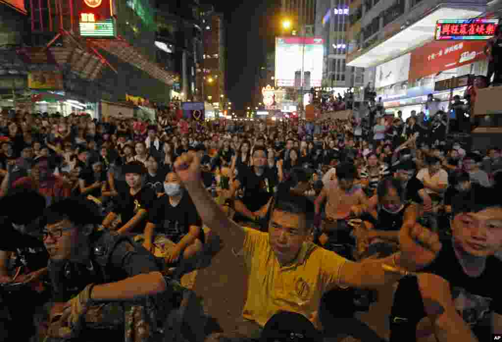 Hàng ngàn người biểu tình ủng hộ dân chủ tập trung tại quận Mongkok của Hồng Kông, ngày 29/9/2014.