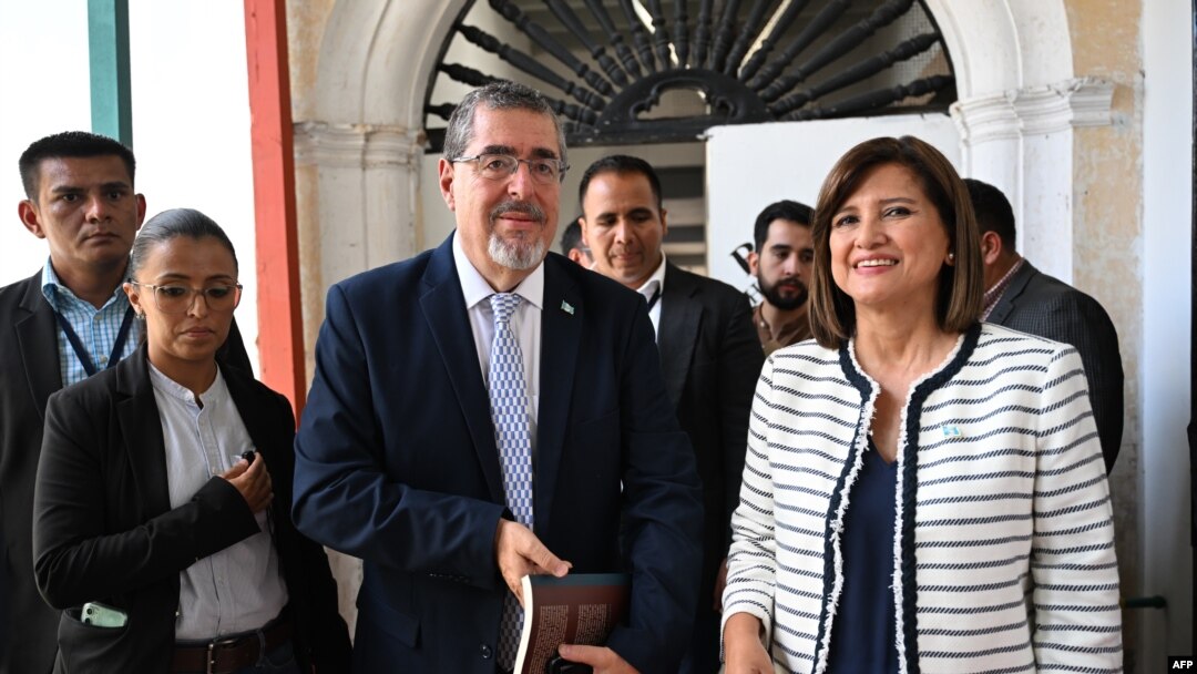 El presidente electo de Guatemala, Bernardo Arévalo, y su compañera de fórmula, Karin Herrera, en rueda de prensa el 1 de septiembre de 2023, en Ciudad de Guatemala.