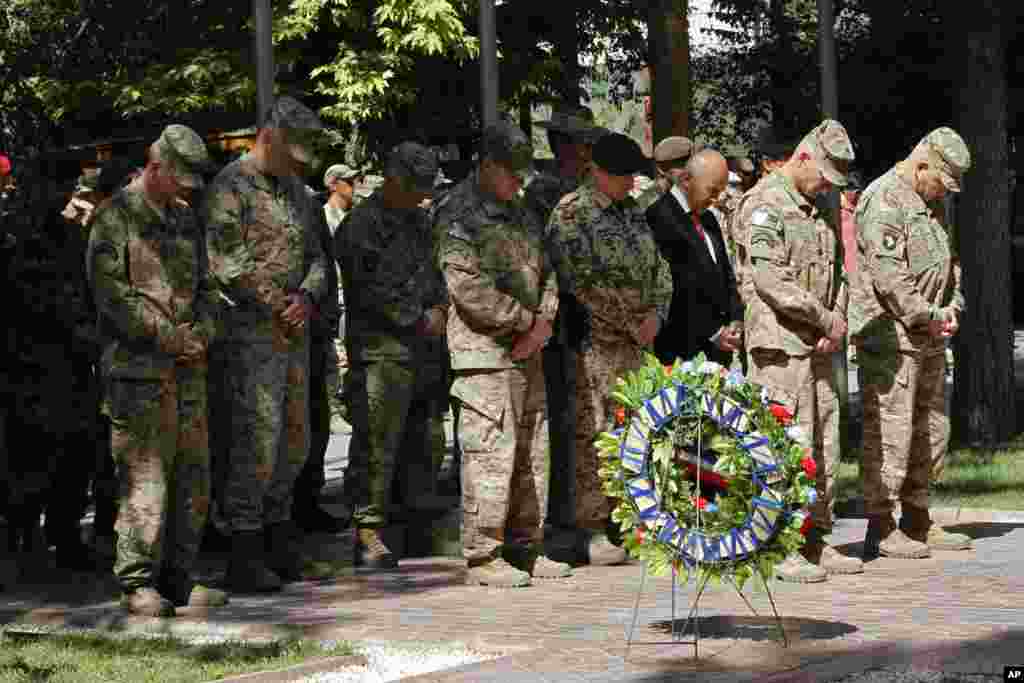 Tướng John F. Campbell, chỉ huy lực lượng quốc tế tại Afghanistan, trong buổi lễ tưởng niệm ngày Chiến sĩ Trận vong tại Kabul, Afghanistan, ngày 25/5/2015.