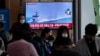 Una pantalla de televisión en una estación de trenes de Seúl, Corea del Sur, muestra imágenes de un noticiero sobre incidentes marítimos con Corea del Norte, el 24 de octubre de 2022.