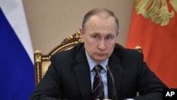 Tổng thống Nga Vladimir Putin họp Nội các tại Moscow, Nga, ngày 12/4/2017. 
