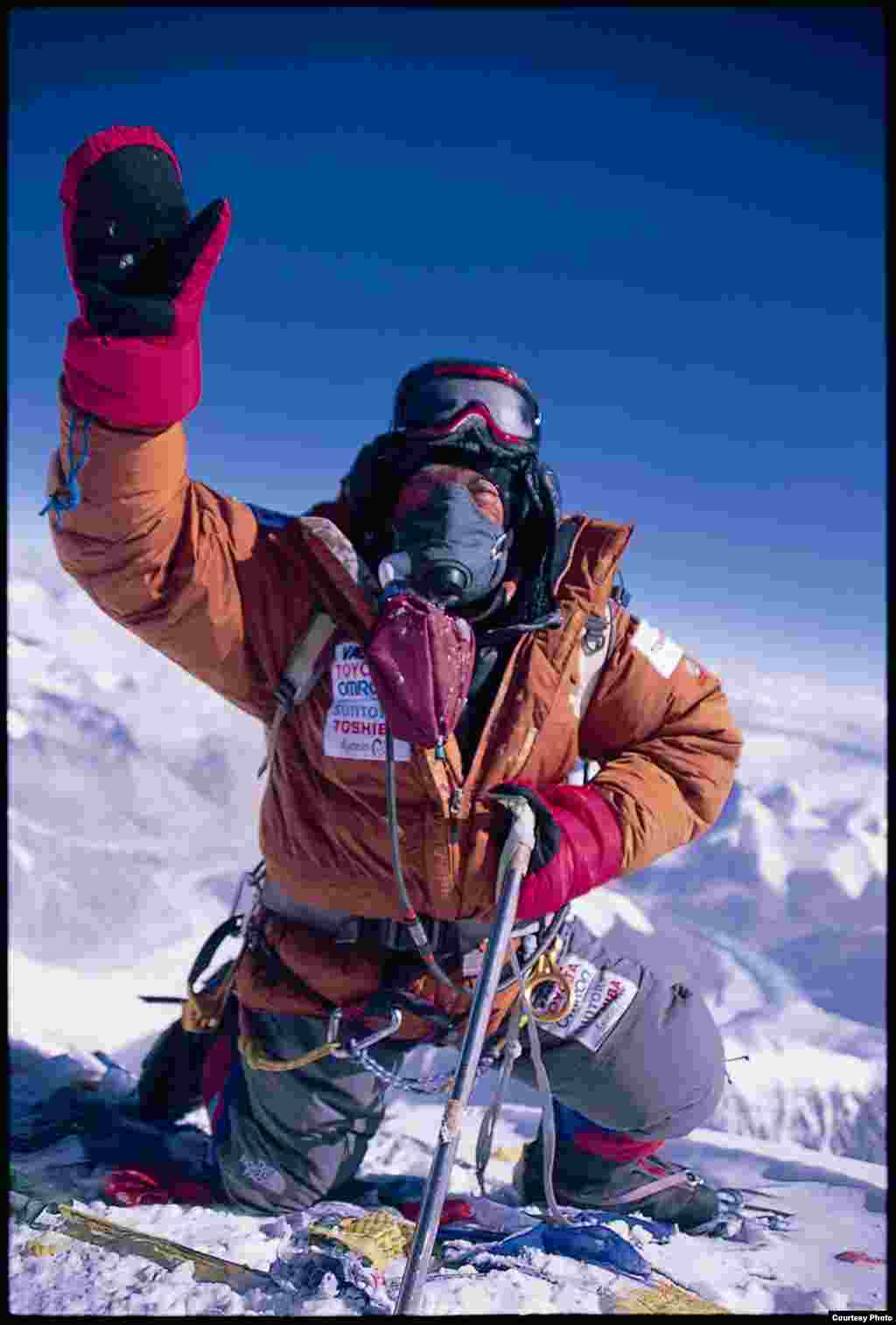 Ông Yuichiro Miura tại đỉnh Everest, ngày 26 tháng 5, 2008. (Miura Dolphins)