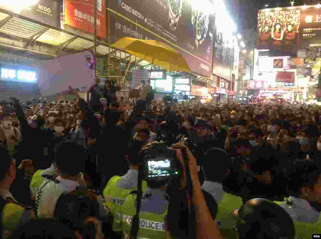 大批市民連續第二晚在旺角與警方「巷戰」 (美國之音海彥拍攝 )