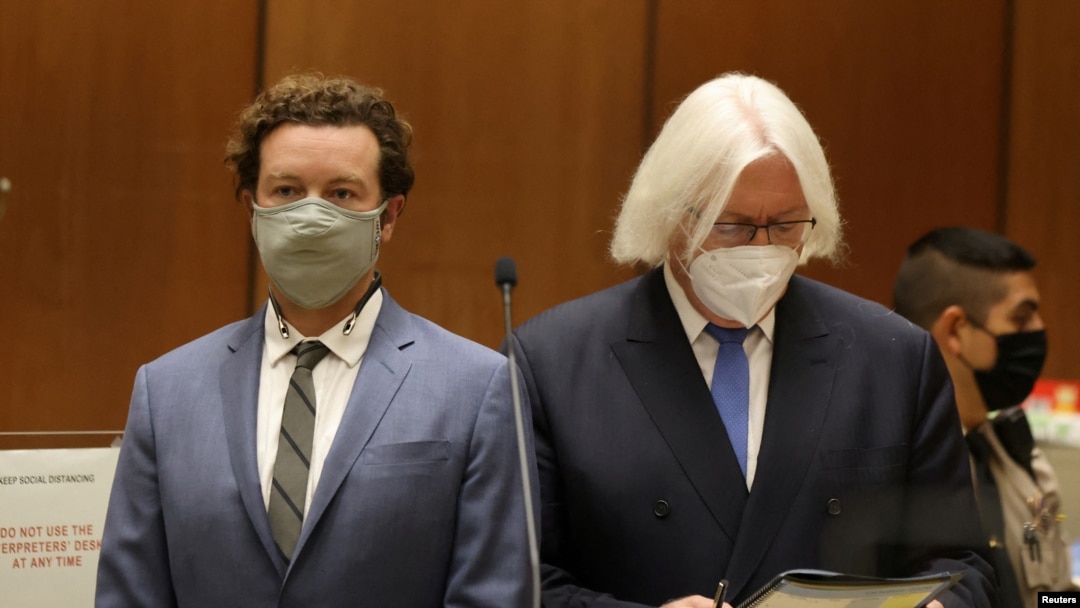 El actor Danny Masterson (izq.) junto a su abogado Thomas Mesereau mientras es procesado por tres cargos de violación en incidentes separados entre 2001 y 2003, en el Tribunal Superior de Los Ángeles, California, EEUU, el 18 de septiembre de 2020.
