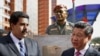 El presidente de China, Xi Jinping, habla con su homólogo venezolano Nicolás Maduro, frente a un busto de Hugo Chávez durante una visita a Caracas en 2014.