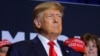 ARCHIVO: El expresidente de Estados Unidos y candidato presidencial republicano Donald Trump asiste a un evento de campaña en Manchester, New Hampshire, Estados Unidos, el 27 de abril de 2023. REUTERS/Brian Snyder/Foto de archivo
