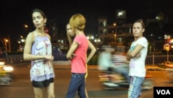 Nhà hàng lẩu hải sản Thùy Linh để nhân viên ra vỉa hè để chào mời khách hàng, một chuyện thường thấy giữa những người Việt sành ăn hàng, 1/4/2013. (L.Hoang)
