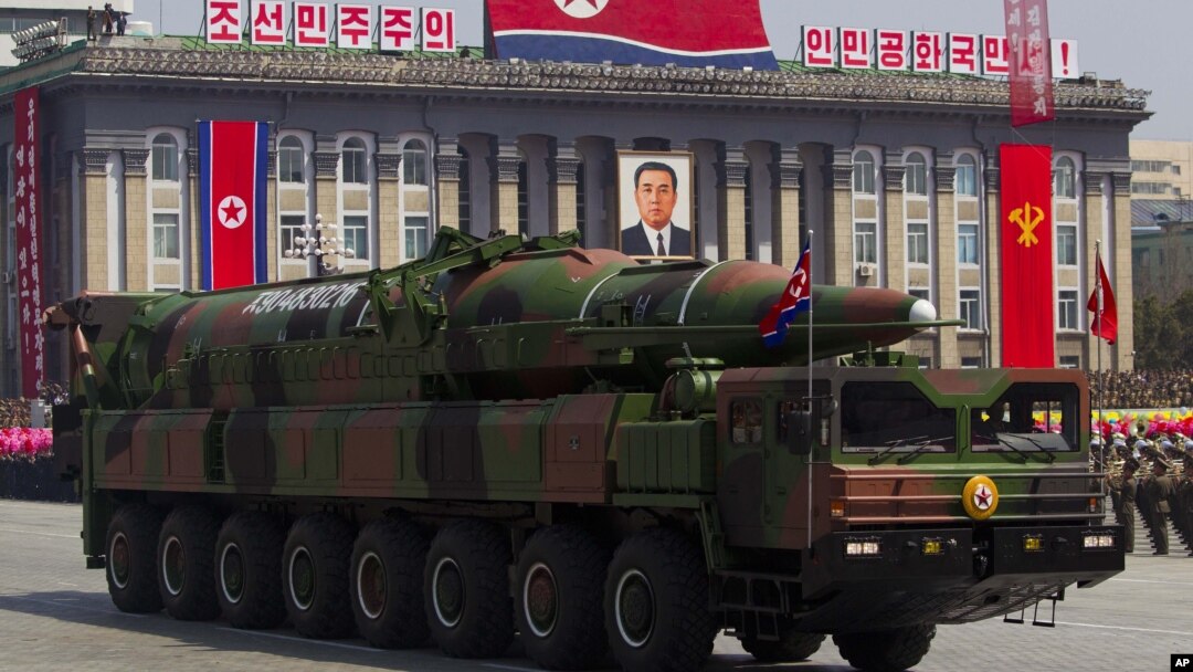 북한이 지난해 4얼 태양절 열병식에서 공개한 신형 장거리 미사일.