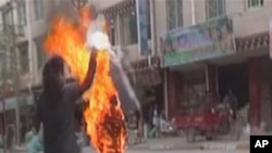 Một nhà sư Tây Tạng tự thiêu (ảnh tư liệu tháng 11 năm 2011)