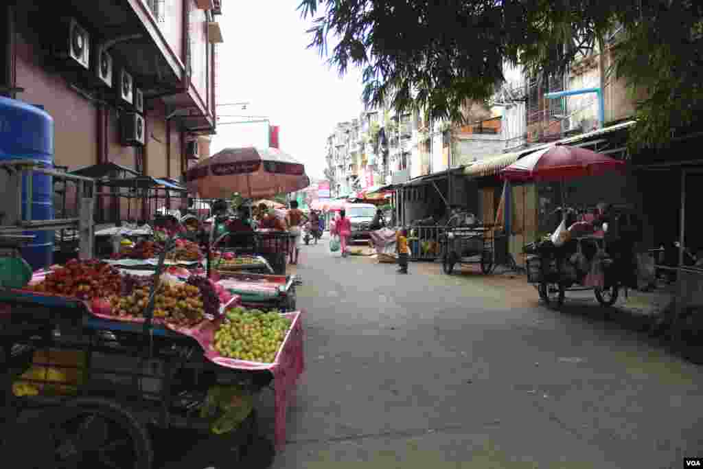 The people selling goods from the fruit carts are residents of the White Building, Phnom Penh, Cambodia, Sept. 5, 2014. (Nov Povleakhena/VOA)