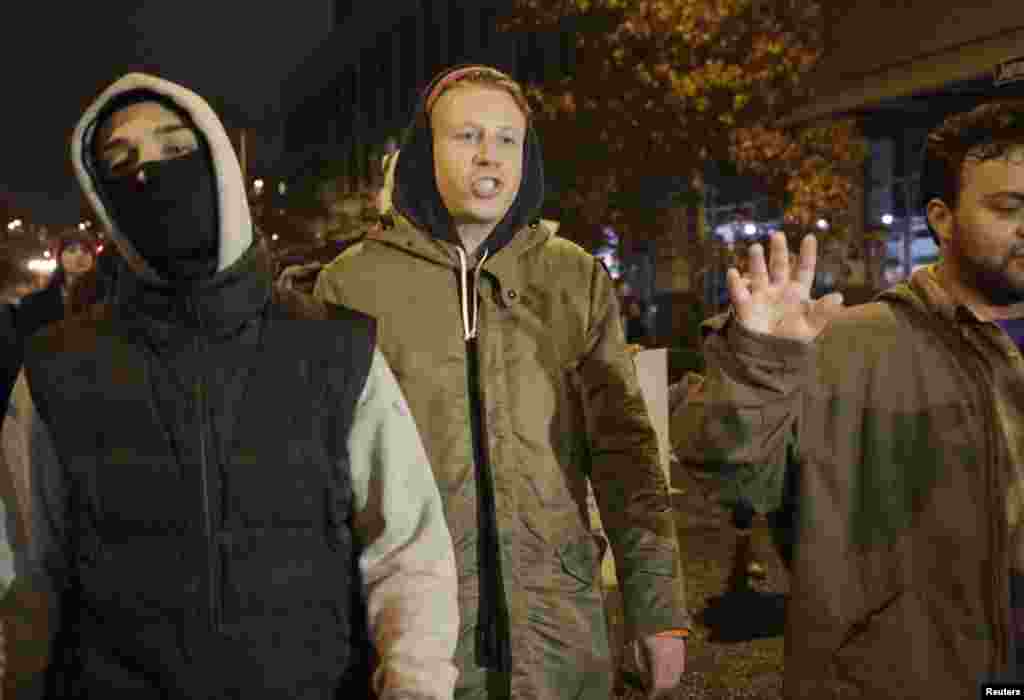 Rapper Macklemore junta-se aos manifestantes nas ruas de Seattle em solidariedade com os manifestantes de Ferguson depois de um Grande Júri ter decidido não acusar o agente da polícia Darren Wilson pela morte de Michael Brown. Seattle, Estado de Washington. Nov 24, 2014. 