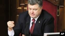 Tổng thống Petro Poroshenko nói nếu phi trường Donetsk bị chiếm thì “kẻ thù” có thể tiến đến Kyiv và các nơi khác nữa.