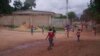 Crianças jogam à bola, Malanje