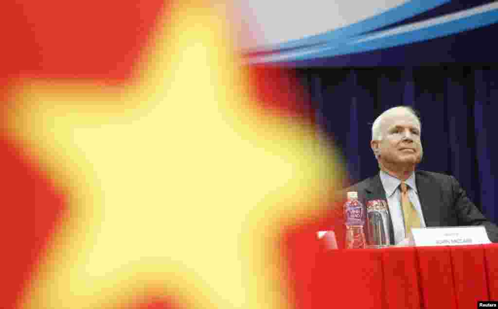 Thượng nghị sĩ Hoa Kỳ John McCain, Chủ tịch Ủy ban Quân vụ Thượng viện, nói chuyện với sinh viên Đại học Khoa học Xã hội và Nhân văn tại Thành phố Hồ Chí Minh, ngày 29 tháng 5 năm 2015. Theo tường trình của truyền thông trong nước, ông đã cổ xúy hiệp định Đối tác Xuyên Thái Bình Dương TPP (mà giờ Mỹ đã từ bỏ dưới chính quyền Trump) và kêu gọi dỡ bỏ lệnh cấm vũ khí sát thương của Mỹ đối với Việt Nam (được Tổng thống Obama loan báo vào năm 2016), cũng như lên án hành động của Trung Quốc ở Biển Đông có tranh chấp. 