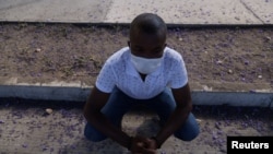 El migrante haitiano Eric Jean Louis, quien hizo el viaje de Chile a Estados Unidos y luego fue deportado por las autoridades estadounidenses de regreso a Puerto Príncipe, toma un descanso en Peumo, en las afueras de Rancagua, Chile, el 2 de diciembre de 2021.