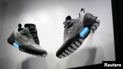 Hình tư liệu - Mẫu giầy tự buộc giây của Nike được trưng bày tại New York, ngày 17/3/2016.