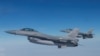 Los aviones F-16 vuelan durante un evento de exhibición de la OTAN en una base aérea en Malbork, Polonia, el 21 de marzo de 2023.
