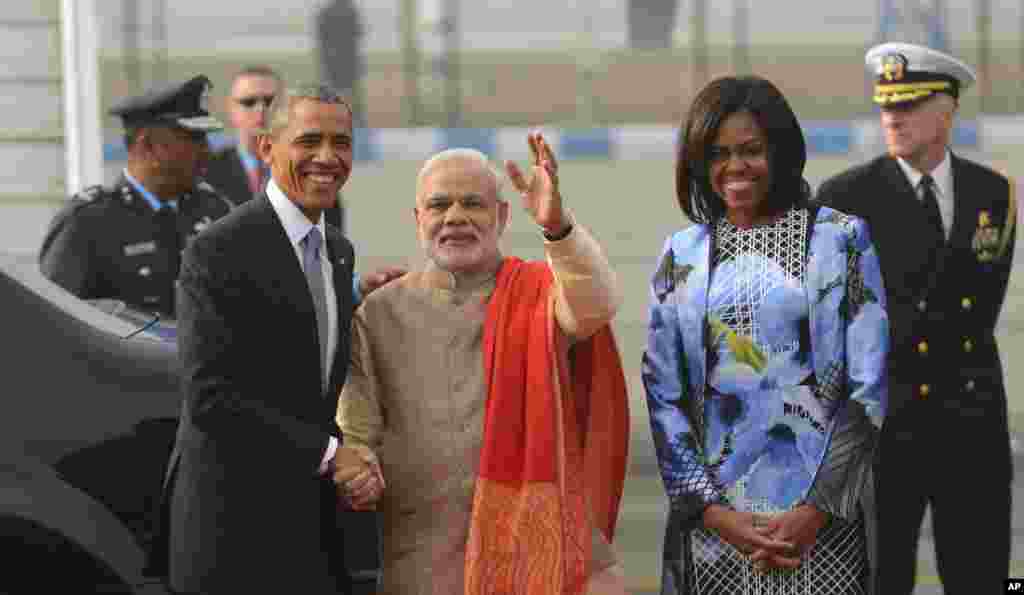 Tổng thống Hoa Kỳ Barack Obama được Thủ tướng Ấn Độ Narendra Modi đích thân đón tiếp khi ông đặt chân tới Căn cứ Không quân Palam ở New Delhi, ngày 25/1/2015. 