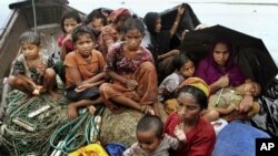 Người Hồi Giáo Rohingya trên 1 chiếc thuyền vượt qua sông Naf, từ Miến Điện đến Taknaf, Bangladesh, 13/6/2012