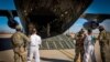 Primeiros migrantes ilegais a serem levados para a cadeia na Base de Guantánamo