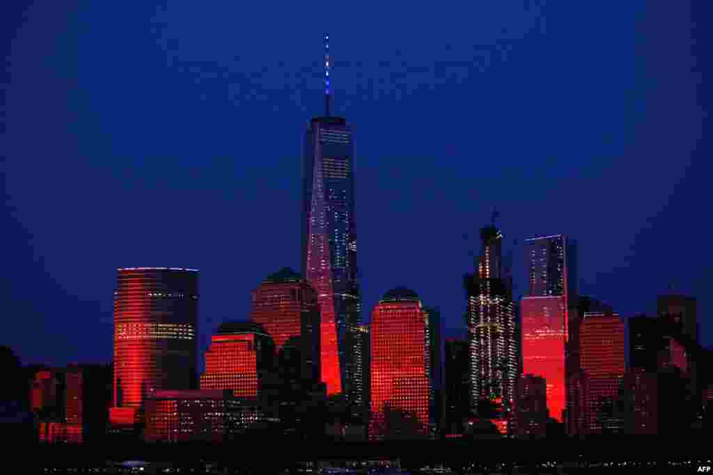 Hii picha inaonyesha ghorofa refu la One World Trade Center huko New York siku ya Julai 3, 2016, ni jengo refu lilikalia mahali palipokuwa maghorofa pacha (Twin Towers) katika anga za New York. Lilifunguliwa 2014.
