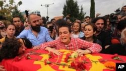 Familiares das vitimas desfilam em Ankara