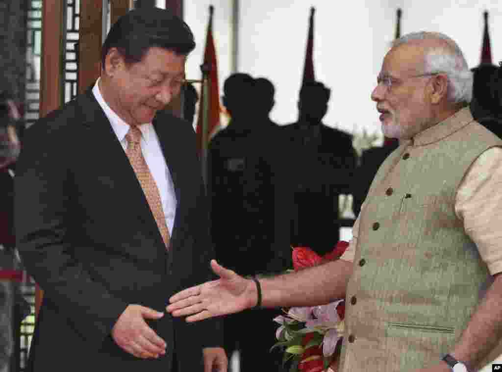 Thủ tướng Ấn Độ Narendra Modi đón tiếp Chủ tịch Trung Quốc Tập Cận Bình tại một khách sạn ở Ahmadabad, Ấn Độ, ngày 17/9/2014. 