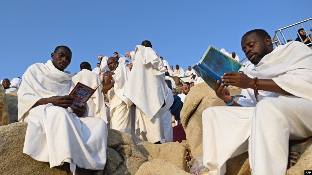 Mahujaji wasoma dua juu ya Mlima Arafat, Saudi Arabia unaofahamika pia kama Jabal al-Rahma owakati wa kilele cha Hajj, Juni 27, 2023.