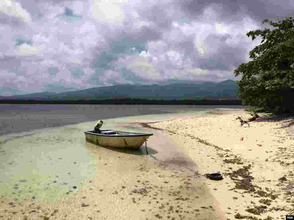 Chiếc thuyền máy của Peter Immanuel thả neo tại đảo san hô Ros, phía nam Pohnpei, Liên bang Micronesia, ngày 27 tháng 4, 2017. 