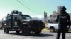 ARCHIVO - La policía estatal mantiene un control de seguridad en la entrada de Chilpancingo, México, el 15 de febrero de 2024.