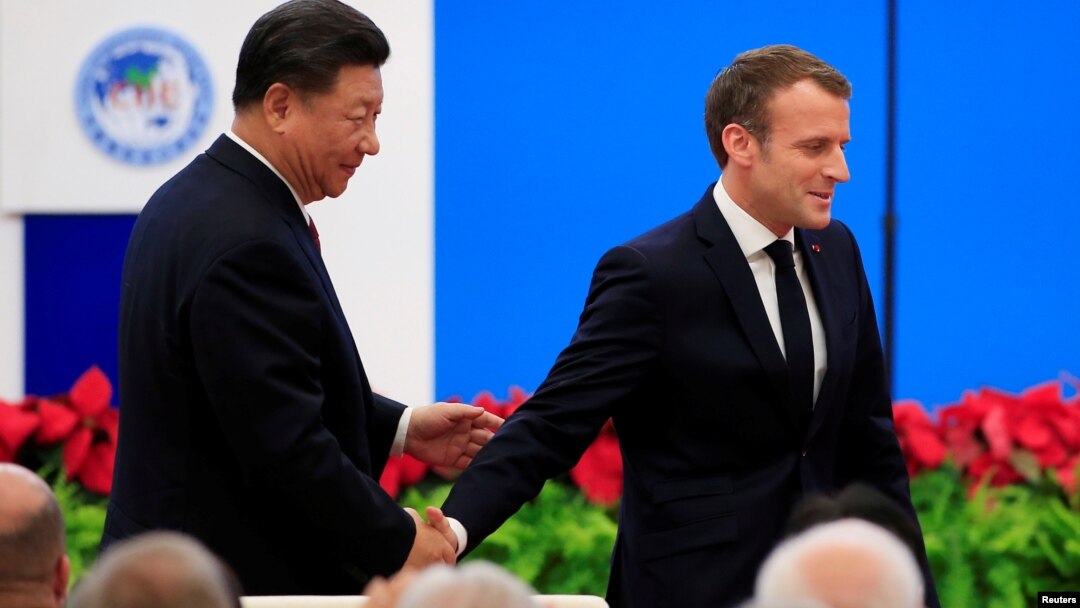 法國總統馬克龍在上海舉行的中國國際進口博覽會開幕式上講話後與中國國家主席習近平握手。（2019年11月5日）