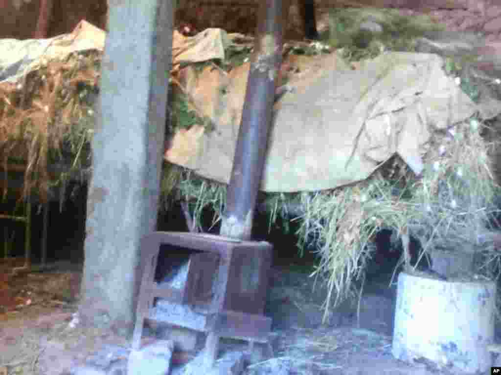 Mayin ipak qurti sovuqdan nobud bo'lmasin deb bahorda molxonalarni isitish uchun pechka o'rnatiladi uchun molxonalarga