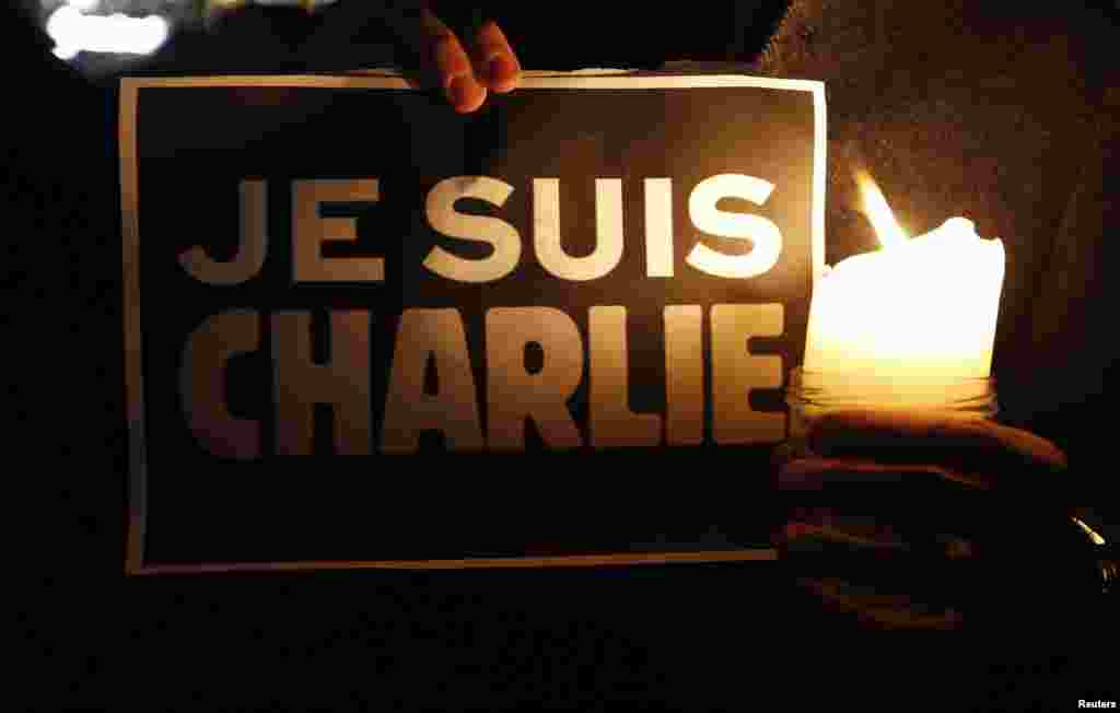 Biểu ngữ 'Tôi là Charlie' trong một cuộc tụ họp tại Strasbourg, Pháp, để vinh danh các nạn nhân vụ nổ súng chết người nhắm vào tuần báo châm biếm Charlie Hebdo ở Paris, ngày 7/1/2015.