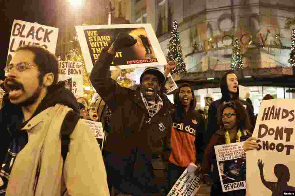 Manifestantes marcham apelando por justiça, depois de um Grande Júri ter decidido não acusar o agente da polícia Darren Wilson na morte de Michael Brown. Ferguson, Missouri, Nov 24, 2014