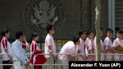 中國學生在美國駐華使館前排隊申請到美國留學的簽證。 （2012年2月5日）