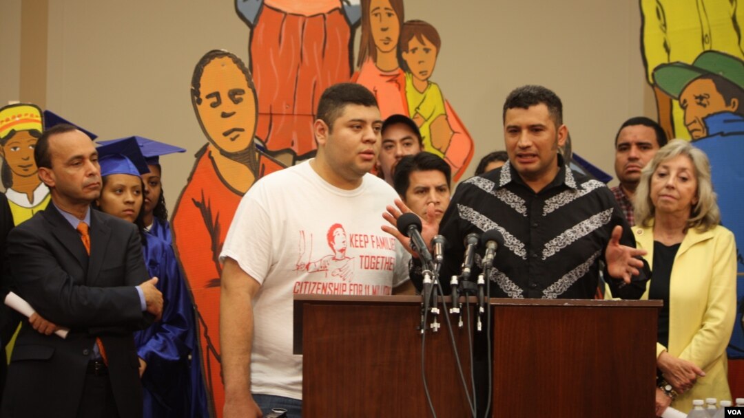 Decenas de familias llegaron hasta Washington para pedirle al presidente Obama un alto a las deportaciones mientras se debate en el Congreso una reforma migratoria. [Foto: Mitzi Macias, VOA].