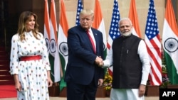 El primer ministro indio, Narandra Modi, (derecha) saluda al presidente de EE.UU., Donald Trump, y la primera dama Melania Trump en Nueva Delhi el martes, 25 de febrero de 2020.