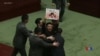 香港特首立法會質詢再遭民主派抗議要求向港人道歉
